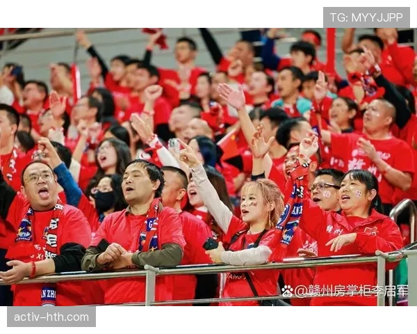 东亚杯赛场燃情四射，球迷热情助威亮眼球队引关注