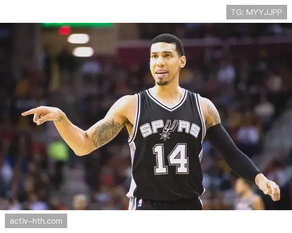 丹尼·格林利用无球跑动提升三分命中率，助力球队拉开比分差距